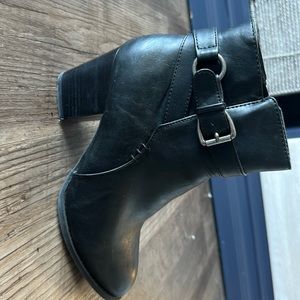Heeled black boots